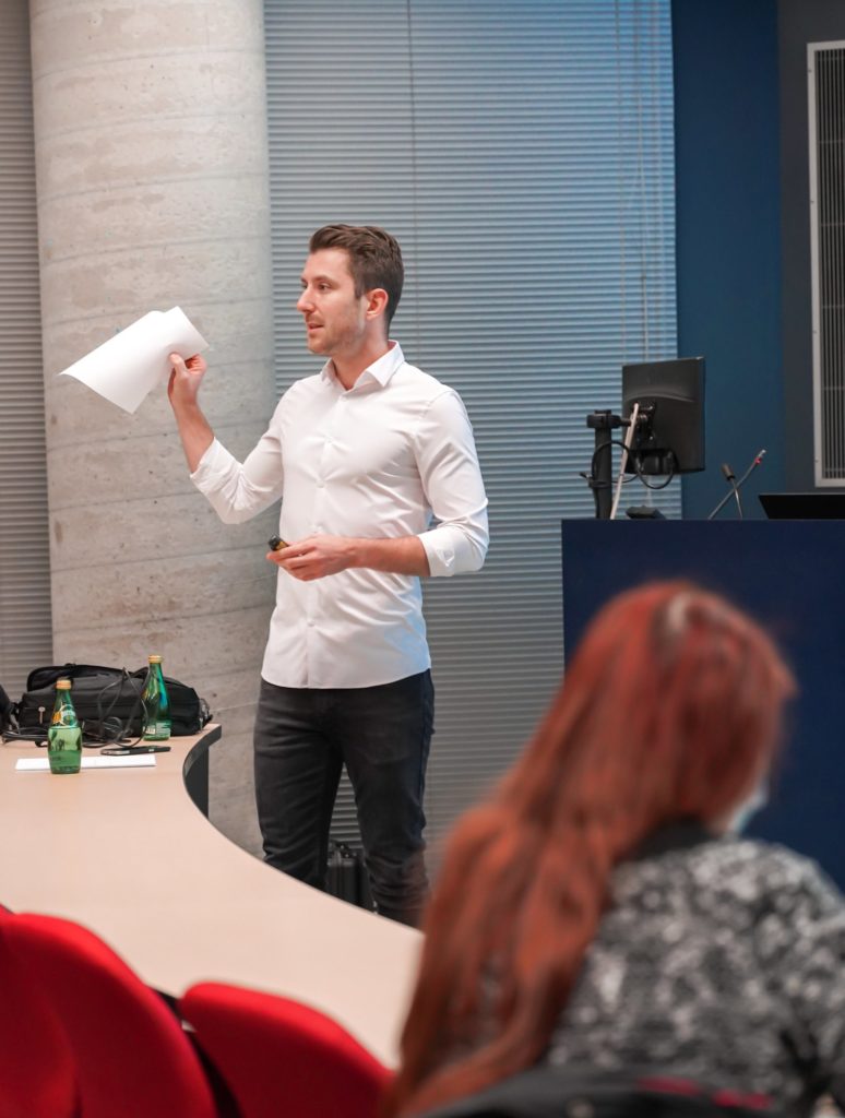 Avec la création d’une charte de communication et des formations sur l’usage de LinkedIn